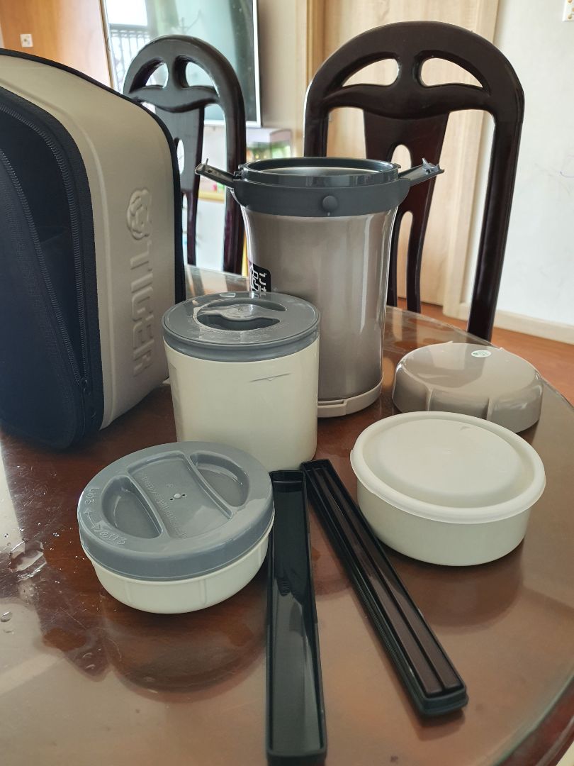 hàng rất đẹp, hôm mình mua sale 799k. các ngăn chia hợp lý, có thêm túi xách cầm cảm thấy vệ sinh hơn loại không túi