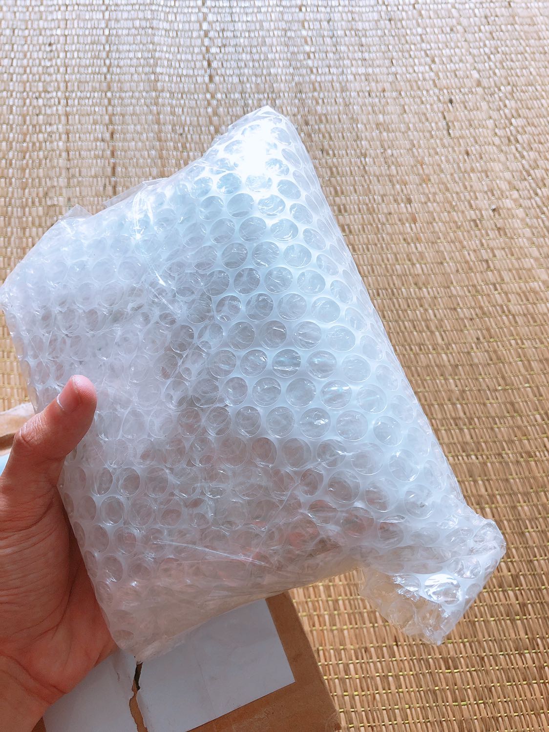 Tiki lấy hàng và giao hàng nhanh hơn dự kiến
Ban đầu mình cũng do dự về shop, nhưng khi tham khảo thì mới biết shop là doanh nghiệp lớn, khá uy tín nên mình quyết định mua luôn.
Công nhận shop đóng gói rất kỹ lưỡng, sản phẩm vừa sản xuất mới, còn nguyên seal luôn, có thông tin bằng tiếng Việt nữa.
Chai serum làm bằng thuỷ tinh nên hãng đã trang bị giấy bìa để cố định sản phẩm, còn chai nước hoa hồng vẫn nguyên vẹn giấy bạc.
Shop uy tín như vậy, sản phẩm chất lượng như vậy nên mình sẽ đặt niềm tin và kỳ vọng rất nhiều về shop (đã bật follow shop rồi nhé)
Mình rất hài lòng về chất lượng dịch vụ của Tiki và sự chuyên nghiệp của shop, 5* cho cả 2
Thanks!