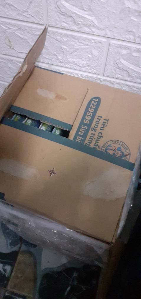 Hàng còn nguyên vẹn, shipper rất nhanh và thân thiện. Hương vị sữa nguyên vẹn cô gái Hà Lan và không quá bị ảnh hưởng