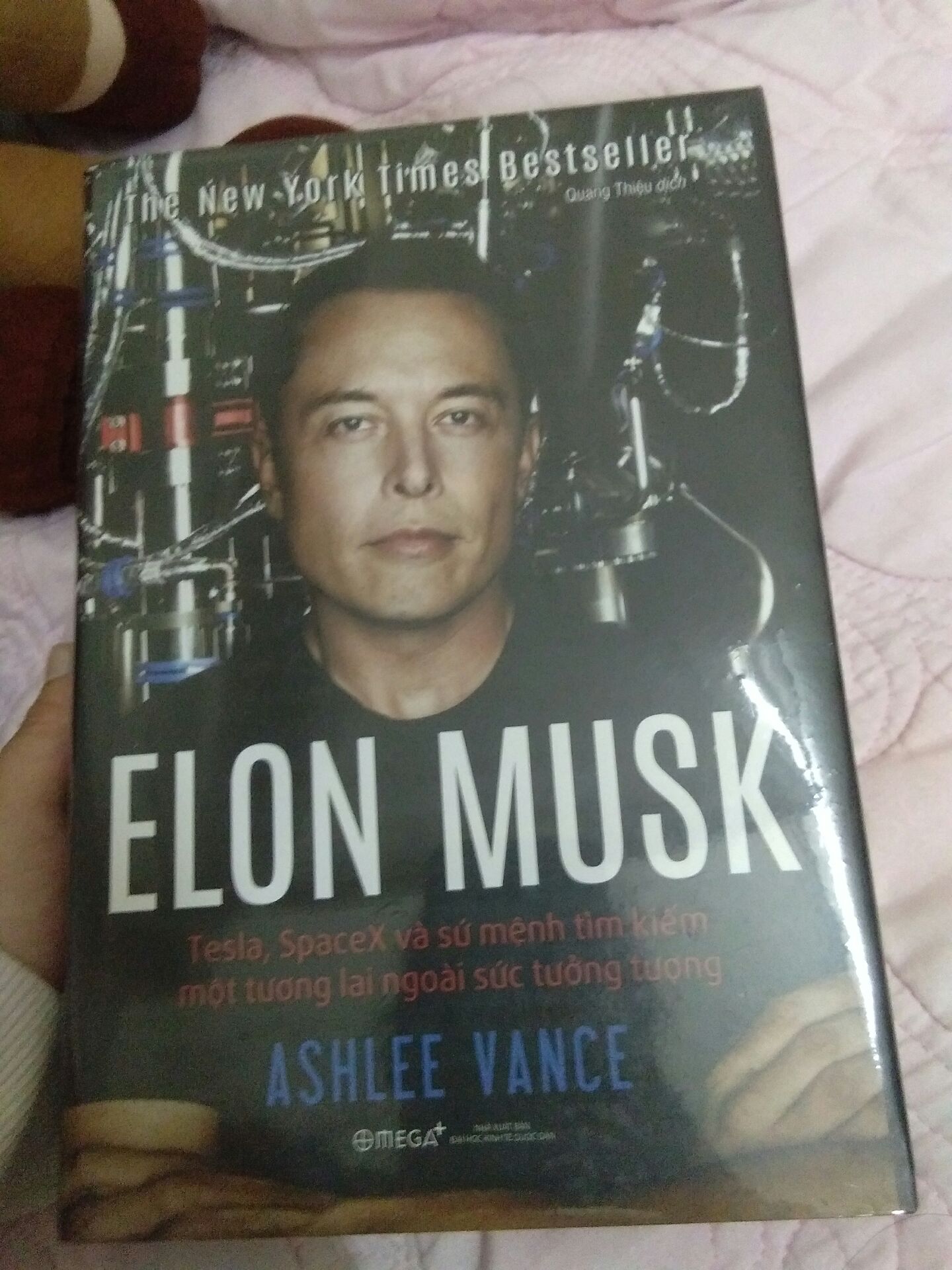 Tiki làm việc rất năng suất. Sách đặt hôm qua hôm nay đã giao đến nhà. 
Sách còn mới nguyên bìa cứng sịn sò. 
Nội dung thì đã đọc qua viết về cuộc đời của Elon Musk. Elon Musk là thần tượng của bạn tôi nên đây là món quà sinh nhật cho bạn đó. 
Thực sự rất hài lòng về Tiki.