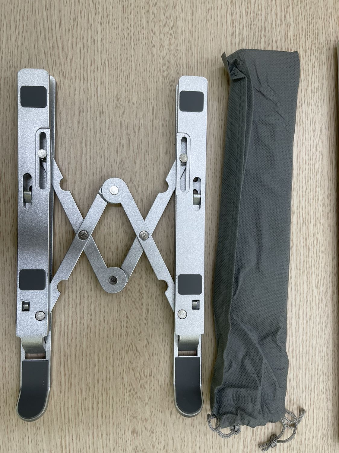 Thấy một số bạn đánh giá là giao sai mặt hàng nên cũng hơi lo lo, nhưng vẫn mua vì giá quá tốt. Giãn cách nhung Tikinow vẫn giao quá nhanh. Hàng chuẩn nhé. Bác nào kêu cập kênh thì xem lại mặt bàn hoặc có lệch lỗ cài chân không nhé! Tks shop!