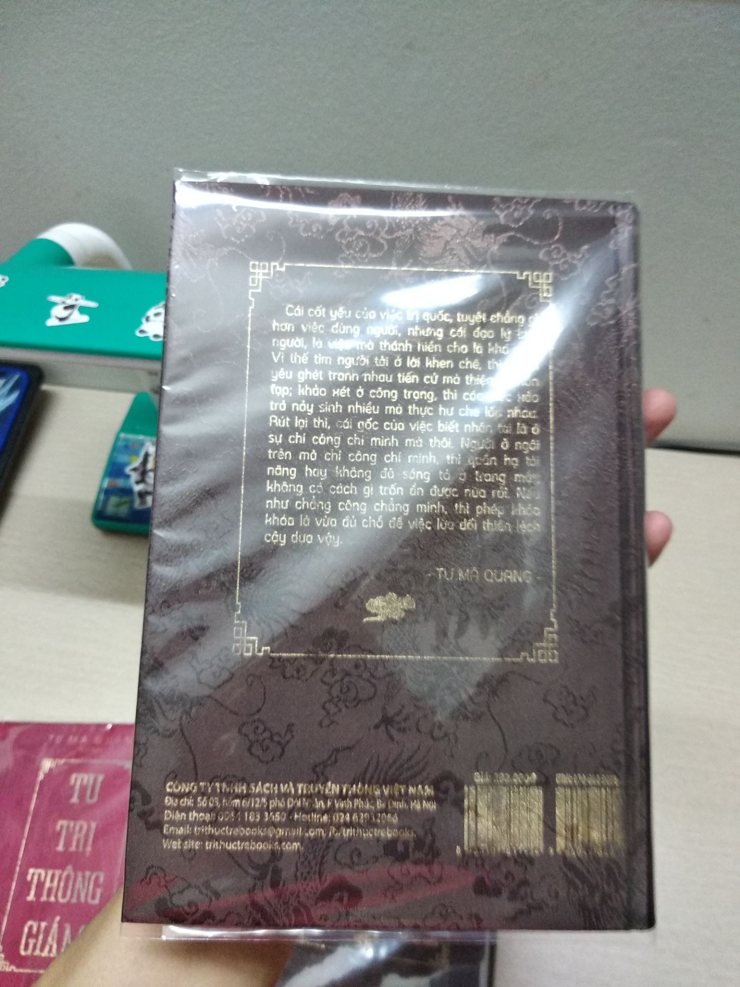 mình sẽ không bàn về nd vì nó quá nổi tiếng r, 1 bộ sử sách đem lại lượng thông tin rất lớn, đầy đủ về lịch sử trung quốc. Mình muốn nói ở đây là về chất giấy- tg đối tốt, bìa cứng bọc vải- đẹp, tuy nhiên mực in bìa rất dễ phai, mờ, dễ mất chữ, và hình như bên nhà sx ko khắc phục được. Mình bọc lại mong là giữ được lâu. Duy có một điểm không hài lòng là gáy sách, tệ vô cùng, lỏng lẻo, chán, nhà sách nên chọn nhà sản xuất sách khác đi