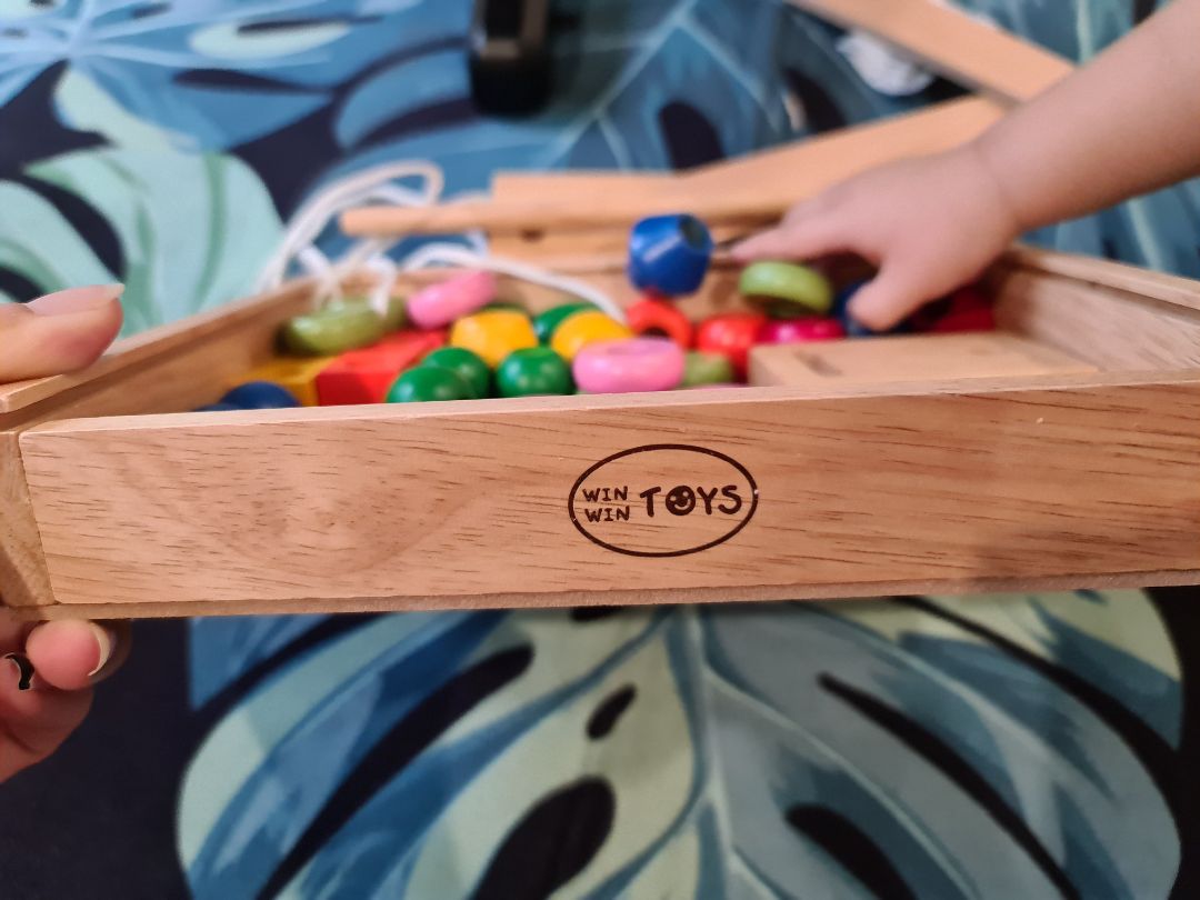 Đồ chơi chính hãng của Winwintoys mình khá thik vì kiểu dáng màu sắc đẹp, chất liệu gỗ tốt, không có mùi sơn an toàn cho bé. các góc cạnh được bào nhẵn ko sợ trầy xước khi bé chơi.