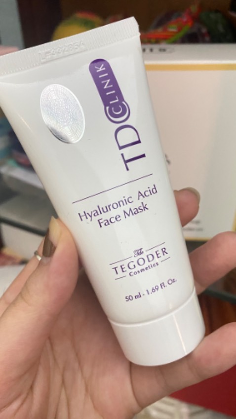 Giá rẻ hơn bên *** mà lại đc quà là hộp bông tẩy trang nữa. Mặt nạ bôi lên thấy mát mát dịu da tốt cấp ẩm bôi làm mặt nạ ngủ qua đêm cũng đc nha