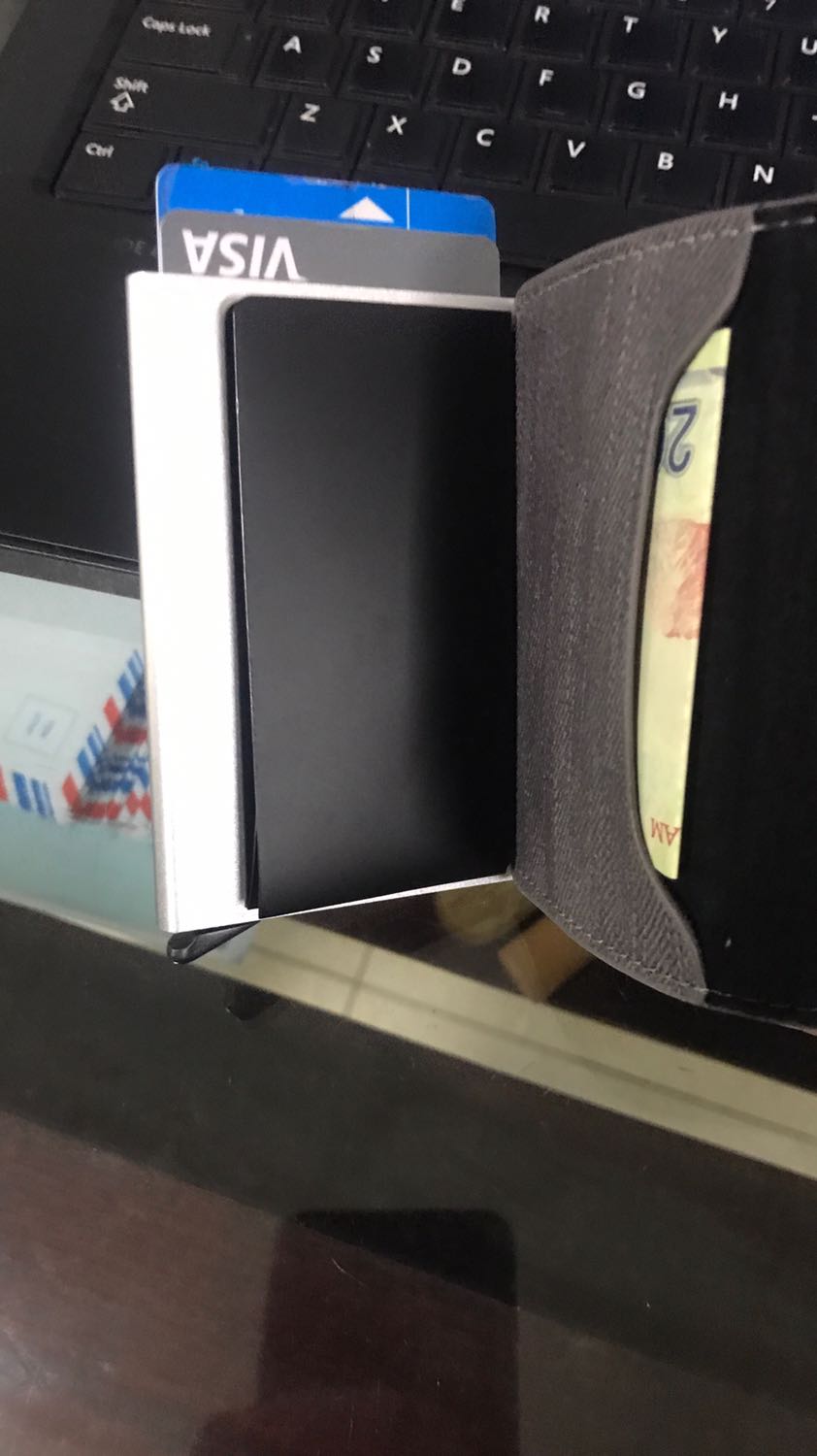 Ví da thiết kế độc đáo các bạn ạ. Mình dùng gần tháng rồi thấy sản phẩm quá là ok luôn. Đựng được nhiều thẻ. Vỏ da chắc chắn có ngăng đựng tiền. Thẻ được nhét trong hộp nhôm. Khi cần lấy ra ấn lẫy thẻ sẽ được đẩy ra theo thứ tự cao thấp rất là hay. Ví tốt mua ok.