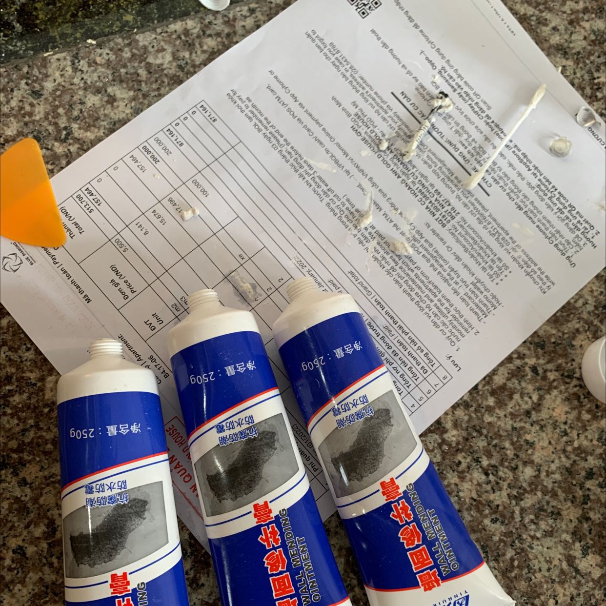 Sản phẩm chất lượng kém , keo khô , hư và đặc như vôi đóng cục không thể nặn ra khỏi tuýp để  sử dụng được . Mua 5 chai thì khui thử 3 chai đều hư cả. Liên hệ shop thì shop chống chế loại mới phải cắt đôi chai keo ra mới sử dụng được. 
1. Cắt ra xài o hết thì làm sao sử dụng được cho lần sau ?
2. Keo dạng mới đặc thì cho thêm cái ống nhọn để làm gì sao mà nặn ra được ?