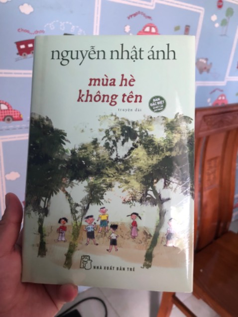 Hình ảnh theo thứ tự các lần nhận hàng, đặt sách có sử dụng bookcare, gửi sách lần đầu k bọc, t trả lại để bọc, gửi lại lần 2 thì bọc đối phó như dằn mặt khách hàng, trả về lần nữa thì gửi lại k bọc bìa nữa. Phản ánh lần cuối thì bảo bên kho báo sách có kèm bookmark sẽ k bọc sách được, sẽ cộng lại bookcare cho t. Bookmark nó chỉ là 1 tờ giấy nhỏ để đánh dấu sách thì ảnh hưởng gì đến việc bọc sách? Trong khi những quyển t mua trước đó đều được bọc? Giờ chỉ có sách gk mới k có bookmark thôi, vậy gói bookcare đó chỉ dành cho học sinh à?
Tại sao ngay từ đầu lúc đặt sách, hay lần trả về đầu tiên và thứ 2 thì k báo đi, đến lần 3 mới báo?
T có ý kiến với bạn nhân viên liên lạc giải quyết, bạn nói sẽ liên lạc lại, nhưng mãi không thấy, bạn chỉ nói suông thôi đúng không? Trong lúc nói chuyện t đưa ra ý kiến, bạn bảo kho nói vậy bạn mới k rành, đây là cách cskh của TiKi hiện giờ à?
Làm việc cẩu thả vô trách nhiệm đến thế là cùng.