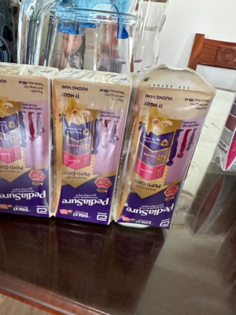 1 hộp sữa bị phồng và đổ chảy sang cả thùng. Cái này chắc là vấn đề về chất lượng