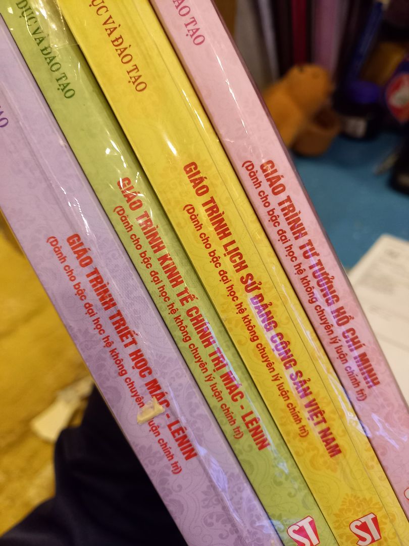 sách đẹp, được đóng gói cẩn thận không bị móp méo tí nào. ship từ hcm ra hn mà nhanh cực, mình đặt xong 3-4 ngày sau là ship tới rồi. chả bù ở hn mình đi kiếm đủ các nhà sách, sang tận nxb cũng hết không mua được sách đẹp thế này đâu 🥲