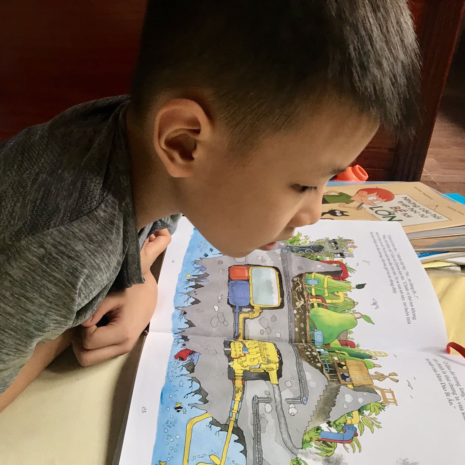 Sách rất hay, hình minh hoạ đẹp và nội dung dễ thương, cuộc phiêu lưu qua nhiều chương sách hấp dẫn. Bìa cứng, giấy dày dặn rất đáng đồng tiền. Mua lâu rồi mà cháu mình cứ lôi ra đọc đi đọc lại hoài không chán. Hy vọng nxb sẽ có thêm nhiều sách giống thế này.