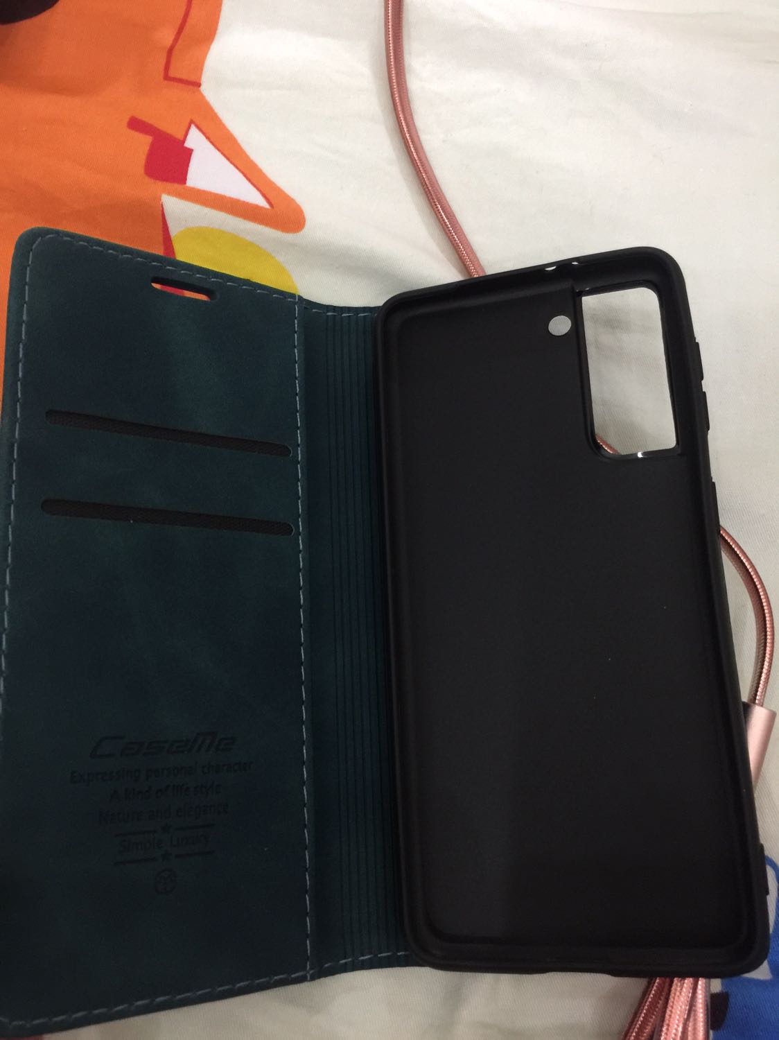 Nhìn siêu đẹp sang, có ngăn đựng thẻ, bảo vệ tốt điện thoại, chỉ có điều không biết có bền không