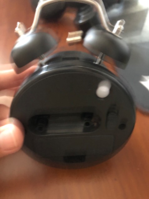 Đồng hồ reo quá to và không dừng đc nếu ko bật cái nút off (cần một hồi để bật on lại). Với cái đèn thì chỉ bấm mới bật, để tay ra là nó tắt. Đồng hồ chỉ phù hợp để trang trí hay xem giờ thôi.