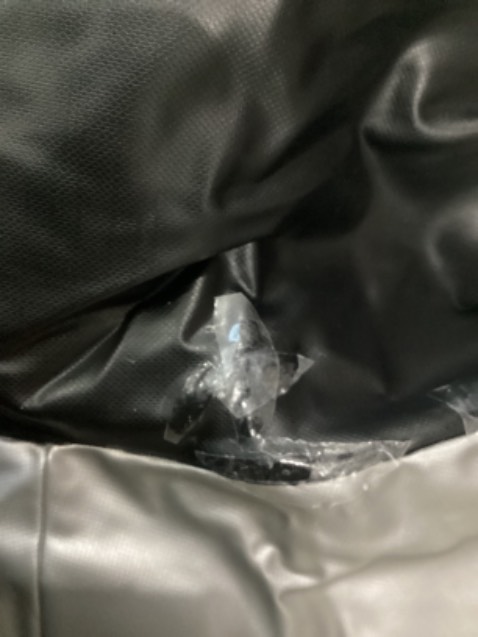 Shipper thân thiện,giao nhanh, hàng nhìn mới nhưng khi bơm lên lại thấy có khá nhiều chỗ bị thủng, dù có dán lại nhưng để qua đêm thì hơi trong trụ bị thoát ra hết