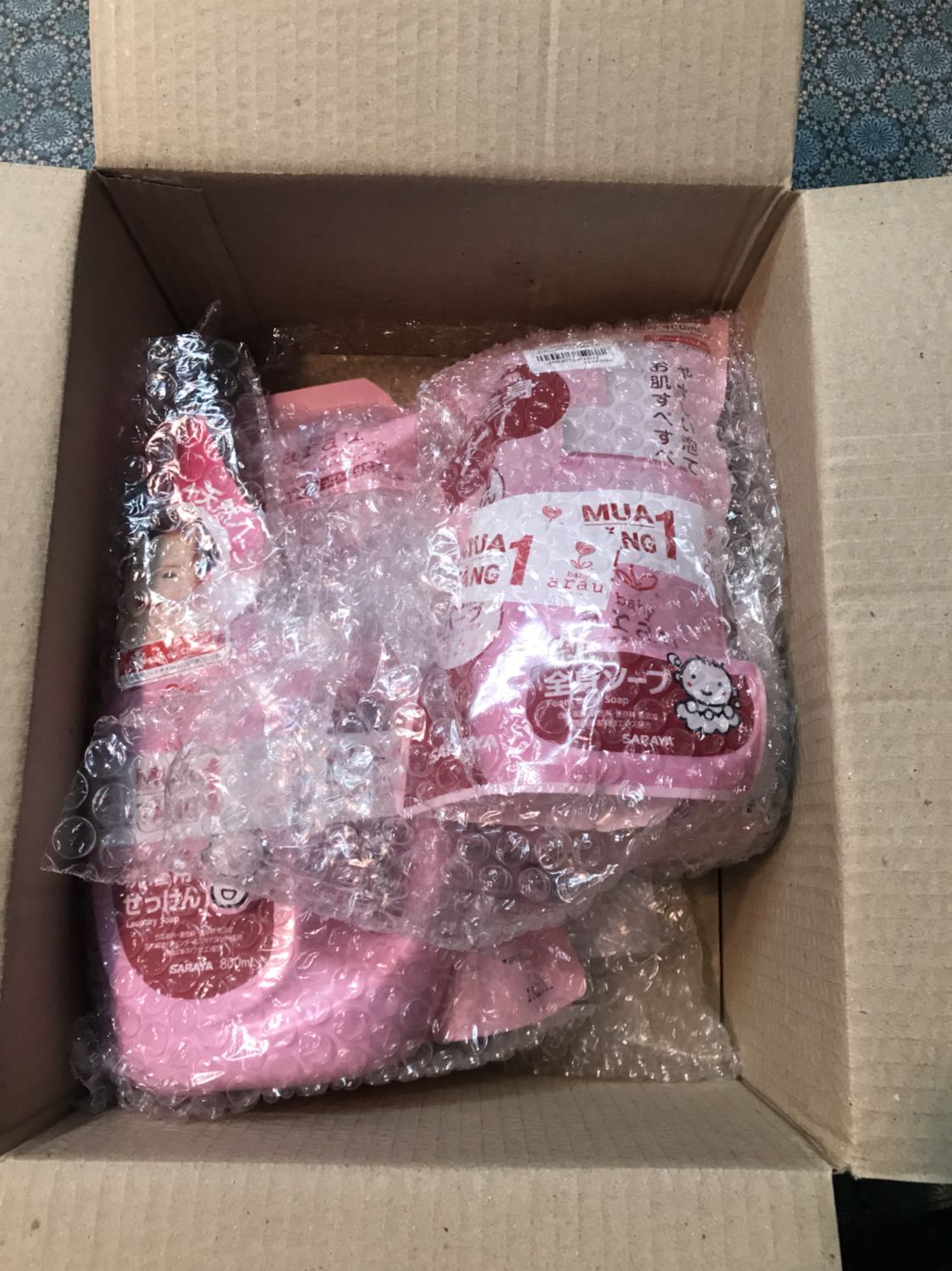 Tiki đóng gói rất chắc chắn và cẩn thận, sản phẩm date mới sx, mùi sp nhẹ nhàng dễ chịu! Tuy nhiên chắc do vận chuyển bị xóc nên chai nước giặt của mình bọt nổi đầy nắp như thế này dù chưa tràn ra ngoài, dù sao vẫn sẽ ủng hộ tiki!