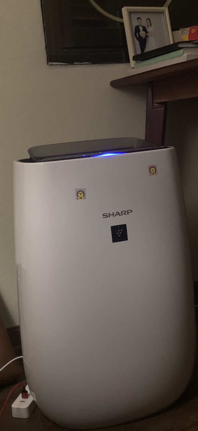 Mình mua và đã sử dụng được gần 2 tháng.
Ưu điểm: So với các kiểu dáng hiện giờ thiên về vuông, khối thì em này của sharp làm mình nghĩ đến Eve bạn wall-e đó mọi người :D Trong mắt mình là khá xinh
Về hiệu quả: Phải kể đến là cảm biến nếu mọi ng tinh chỉnh được thì nó rất nhạy, đặc biệt nhạy mùi. Mình để máy chạy suốt, về phòng mở cửa ra tầm 30s là đèn cảm ứng báo cam. Hôm nào có mùi lạ mình ngửi thấy quay ra tầm 20s là em nó cũng vàng cũng đỏ. 
Nhược điểm: So với một số máy lọc kk hiện nay điều chỉnh được qua App thì em này chỉ có thể dùng thủ công. Nên mình cũng không biết em ý lọc với tốc độ sao nữa. Nhà mình dùng song song em này và em Xiaomi 3H (Có App) nên có thể đưa ra review cho cả hai dòng.
Nếu mua cho nhà có trẻ nhỏ, bố mẹ ở xa thì mình nghĩ nên chọn Xiaomi 3H có thể tinh chỉnh và theo dõi từ xa. Còn cần máy lọc khỏe, không ồn, nhạy mùi nhạy ánh sáng thì quất ngay em Sharp này, giá canh sale mua thì hời lắm. 
À quên, một ưu điểm của em Sharp này là bộ lọc thay ngắn hay dài là do mình nhé. Chứ Xiaomi nó sẽ đếm ngược thời gian còn sử dụng nên chắc tốn hơn ở khoản mua màng lọc. Nhà mình mới dùng gần hai tháng nhưng cả hai em đều lọc được kha khá bụi. Không biết ở đâu mà nhiều thế dù mình đóng cửa suốt ngày T_T
Sharp có chính hãng ở VN rồi nên việc mua và thay màng lọc nó dễ :D
Chờ mãi dùng mình mới rì viu :D
Cho 4 sao vì mình vẫn khoái có app hơn còn công năng thì không trừ sao tí nào nha Mình mua và đã sử dụng được gần 2 tháng.
Ưu điểm: So với các kiểu dáng hiện giờ thiên về vuông, khối thì em này của sharp làm mình nghĩ đến Eve bạn wall-e đó mọi người :D Trong mắt mình là khá xinh
Về hiệu quả: Phải kể đến là cảm biến nếu mọi ng tinh chỉnh được thì nó rất nhạy, đặc biệt nhạy mùi. Mình để máy chạy suốt, về phòng mở cửa ra tầm 30s là đèn cảm ứng báo cam. Hôm nào có mùi lạ mình ngửi thấy quay ra tầm 20s là em nó cũng vàng cũng đỏ. 
Nhược điểm: So với một số máy lọc kk hiện nay điều chỉnh được qua App thì em này chỉ có thể dùng thủ công. Nên mình cũng không biết em ý lọc với tốc độ sao nữa. Nhà mình dùng song song em này và em Xiaomi 3H (Có App) nên có thể đưa ra review cho cả hai dòng.
Nếu mua cho nhà có trẻ nhỏ, bố mẹ ở xa thì mình nghĩ nên chọn Xiaomi 3H có thể tinh chỉnh và theo dõi từ xa. Còn cần máy lọc khỏe, không ồn, nhạy mùi nhạy ánh sáng thì quất ngay em Sharp này, giá canh sale mua thì hời lắm. 
À quên, một ưu điểm của em Sharp này là bộ lọc thay ngắn hay dài là do mình nhé. Chứ Xiaomi nó sẽ đếm ngược thời gian còn sử dụng nên chắc tốn hơn ở khoản mua màng lọc. Nhà mình mới dùng gần hai tháng nhưng cả hai em đều lọc được kha khá bụi. Không biết ở đâu mà nhiều thế dù mình đóng cửa suốt ngày T_T
Sharp có chính hãng ở VN rồi nên việc mua và thay màng lọc nó dễ :D
Chờ mãi dùng mình mới rì viu :D
Cho 4 sao vì mình vẫn khoái có app hơn còn công năng thì không trừ sao tí nào nha