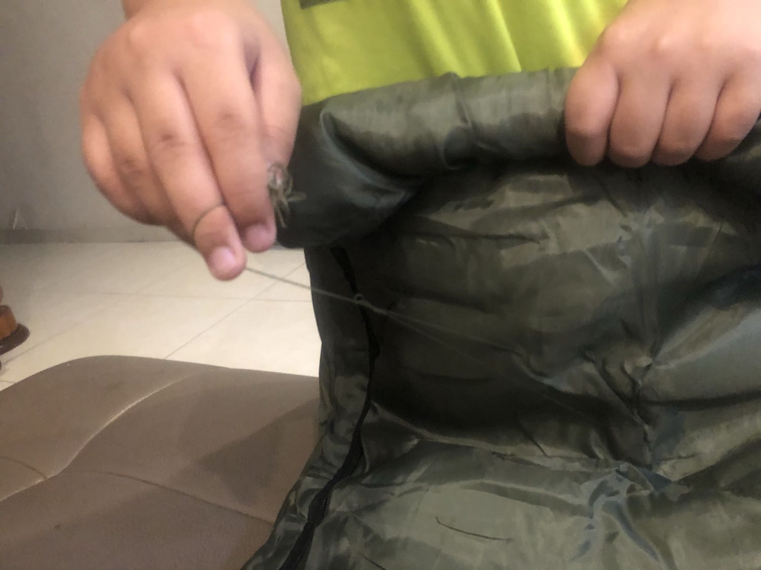 Mình muốn đổi vì vừa mờ ra đã thấy có chỗ rách như ảnh, đường chỉ cũng ko chắc chắn lắm. 
Mong shop phản hồi Mình muốn đổi vì vừa mờ ra đã thấy có chỗ rách như ảnh, đường chỉ cũng ko chắc chắn lắm. 
Mong shop phản hồi