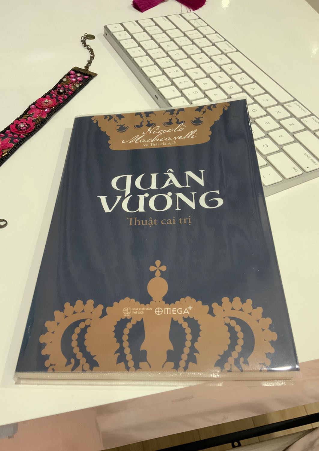Sách đẹp, sạch sẽ, bọc sách đẹp, bìa sang. Nội dung hay có giá trị về kiến thức nhưng một số cách hành xử như trong sách mô tả là của bạo chúa, thiếu đạo đức. Phải có Chánh kiến rõ ràng, hành xử kiểu bạo chúa thì chỉ có xuống địa ngục thôi. 
Kiến thức về loại hình quốc gia này kia rất hay, có giá trị lịch sử, giúp người đọc hiểu hơn về góc nhìn của những tay gian hùng.