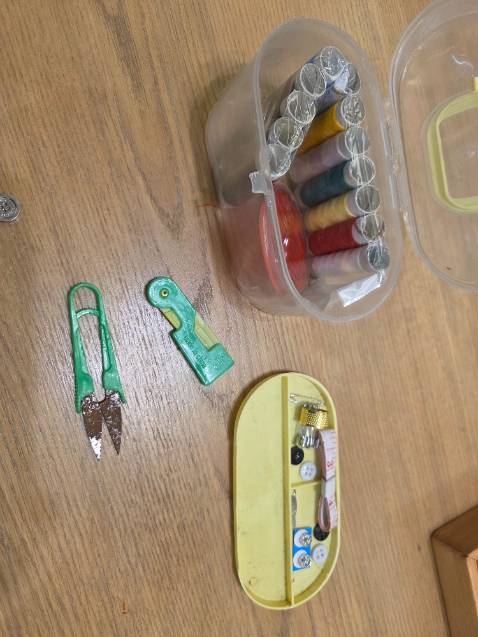 Kéo rỉ sét bẩn hết cả tay. Hàng giá trị thấp nên ngại trả lại