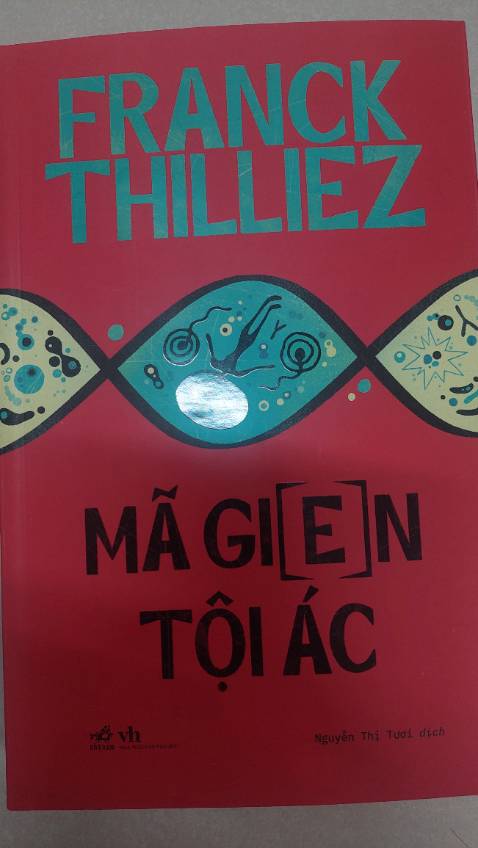 Câu chuyện trong mã gien tôi ác là những sự kiện tiếp nối sau hội chứng E với nội dung về bạo lực và căn tính của bạo lực. Một vài điểm giúp tác phẩm trở nên cuốn hút với độc giả:  
 	Chủ đề về bạo lực và mối liên hệ với sinh học tiến hóa. Nhờ vốn kiến thức sâu sắc về sinh học, tiến hóa, di truyền; bằng cách trình bày rõ ràng những vấn đề khoa học đó với hàm lượng vừa đủ, ngôn ngữ trong sáng, tác giả dẫn dắt người đọc chìm đắm vào thế giới của nhân chủng học, cổ sinh vật học cùng những biến thể đa dạng của ngành này, những lĩnh vực vô cùng hấp dẫn thú vị. 
 	Cốt truyện hấp dẫn cùng nhờ sự có mặt của cặp đôi nhân vật chính từ “ Hội chứng E “ Frank và Lulie. Họ là những mẫu người thú vị và cuốn hút , đứng trước những khổ đau mất mát, những mâu thuẫn nội tại hay đấu tranh để sinh tồn mà cá tính của họ thể hiện rõ nhất. 
 	Các tình tiết truyện đan xen liên tục giữa những hướng điều tra khác nhau của cặp đôi thám tử, người đọc như được đồng hành cùng họ vào một cuôc phiêu lưu đầy bất trắc về quá khứ nhiều thiện niên kỷ trước với những chủng tộc người cổ xưa để khám phá ra căn tính của bạo lực ở đó bộ gien người quyết định tương lai nhân loại.