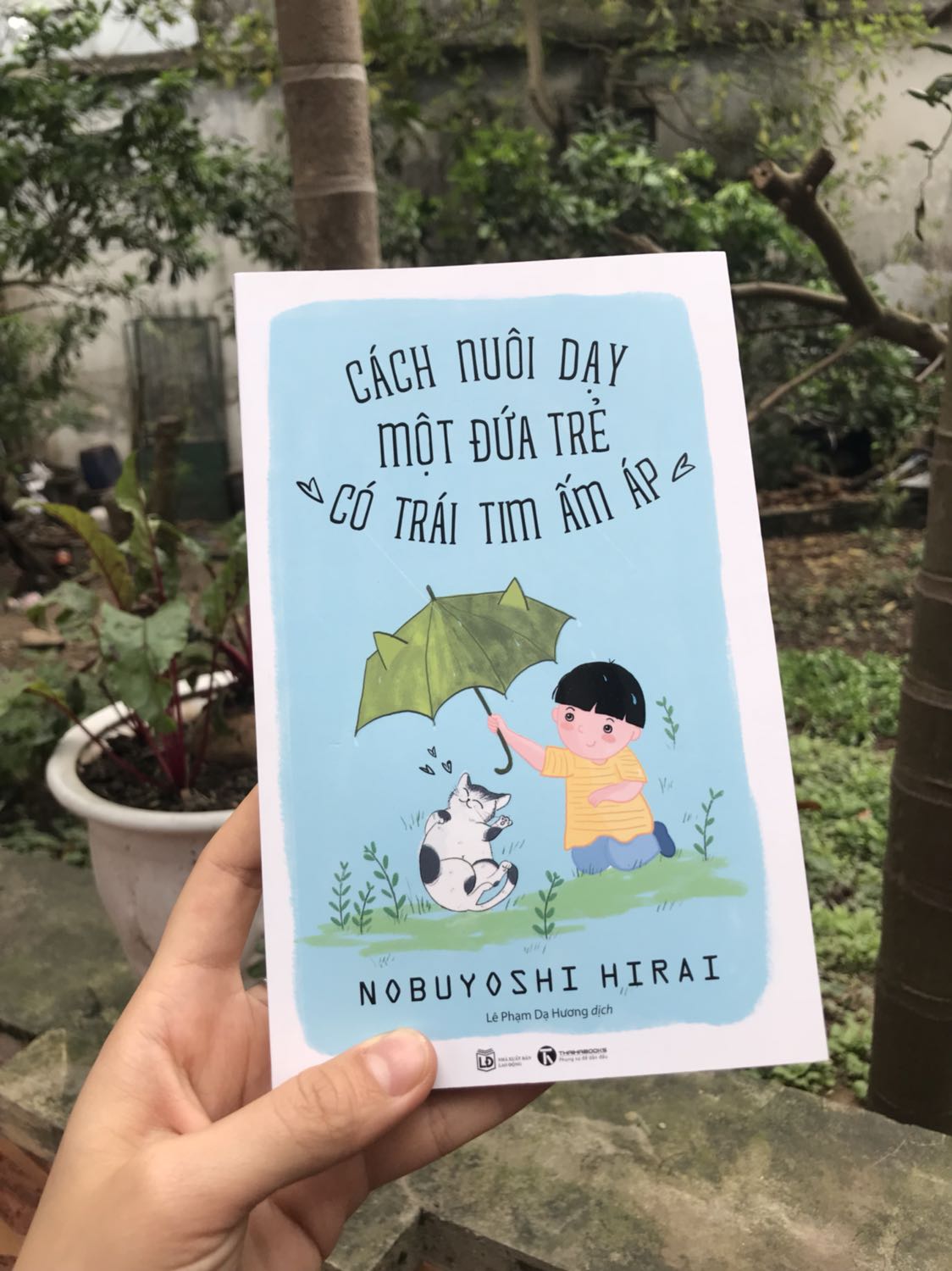 Bìa sách đẹp, giấy mịn, nội dung hấp dẫn, dễ hiểu, chân thực