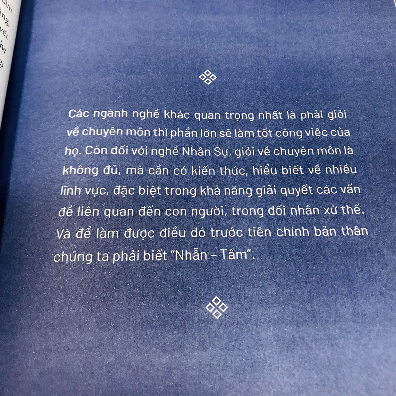 Tiki giao nhanh, sách bọc bìa cẩn thận, bên trong in màu và trình bày bắt mắt. Nội dung kể chuyện nghề nhân sự thật thấm quá. Sách chỉ phù hợp với những cá nhân có kinh nghiệm trong nghề và tốt nhất dành cho cấp quản lý. Cảm ơn nhóm biên soạn. Tiki giao nhanh, sách bọc bìa cẩn thận, bên trong in màu và trình bày bắt mắt. Nội dung kể chuyện nghề nhân sự thật thấm quá. Sách chỉ phù hợp với những cá nhân có kinh nghiệm trong nghề và tốt nhất dành cho cấp quản lý. Cảm ơn nhóm biên soạn.