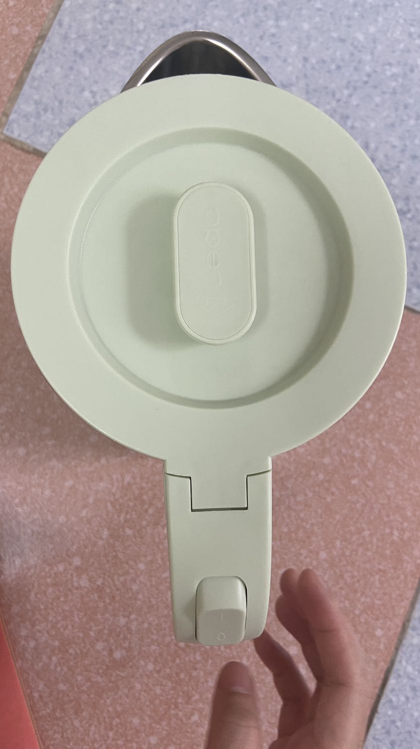 Bình to, màu xanh pastel rất đẹp.
Đun sôi 3 lần rồi đổ đi, dùng nước từ lần đun thứ 4, nước ko có mùi nhựa hay gì hết. 
Bình sôi nhanh, êm, ko bị quá ồn. 
Bình tự nhảy công tắc off khi nước sôi. 
Tiki giao hàng nhanh, cẩn thận.