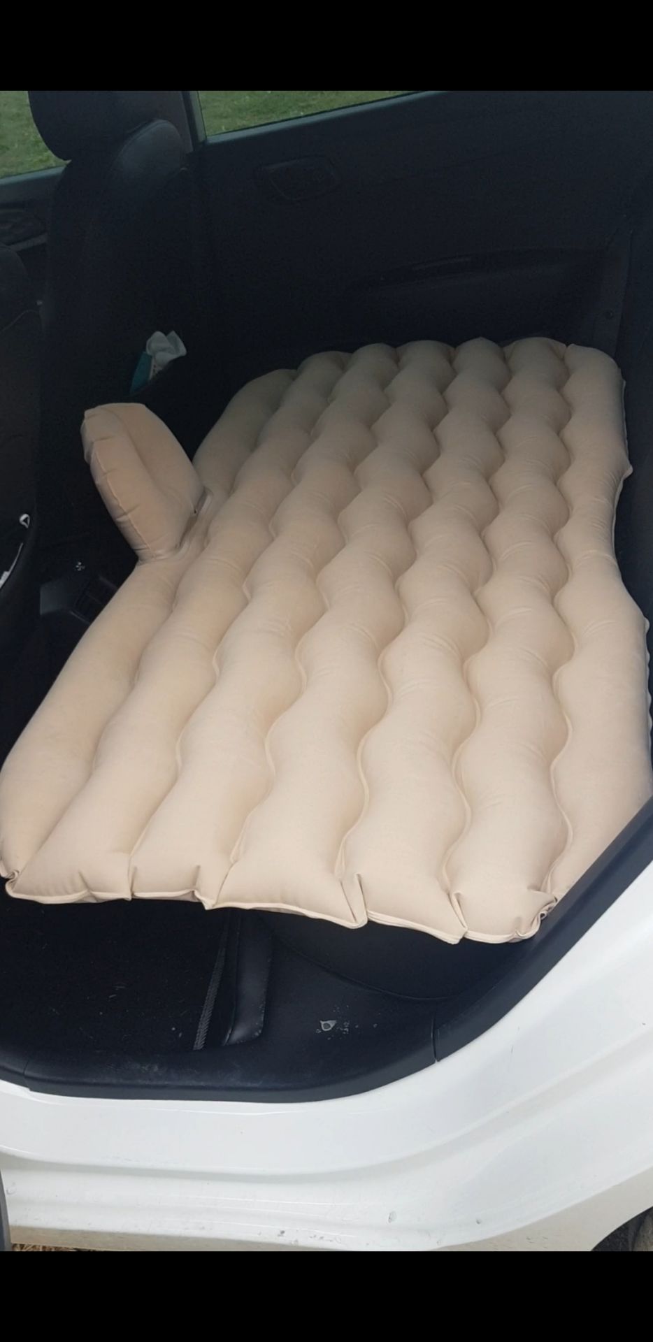 nệm nhỏ lắm. xe 4 chỗ nhưng ko vừa đâu. còn dư cả khúc chiều ngang. mình đã từng mua ở 1 shop khác nệm dầy và tp vừa xe. còn ở shop mỏng. nhỏ. như hàng nhái ý. nói chung là ko nên mua mắc công phải trả hàng