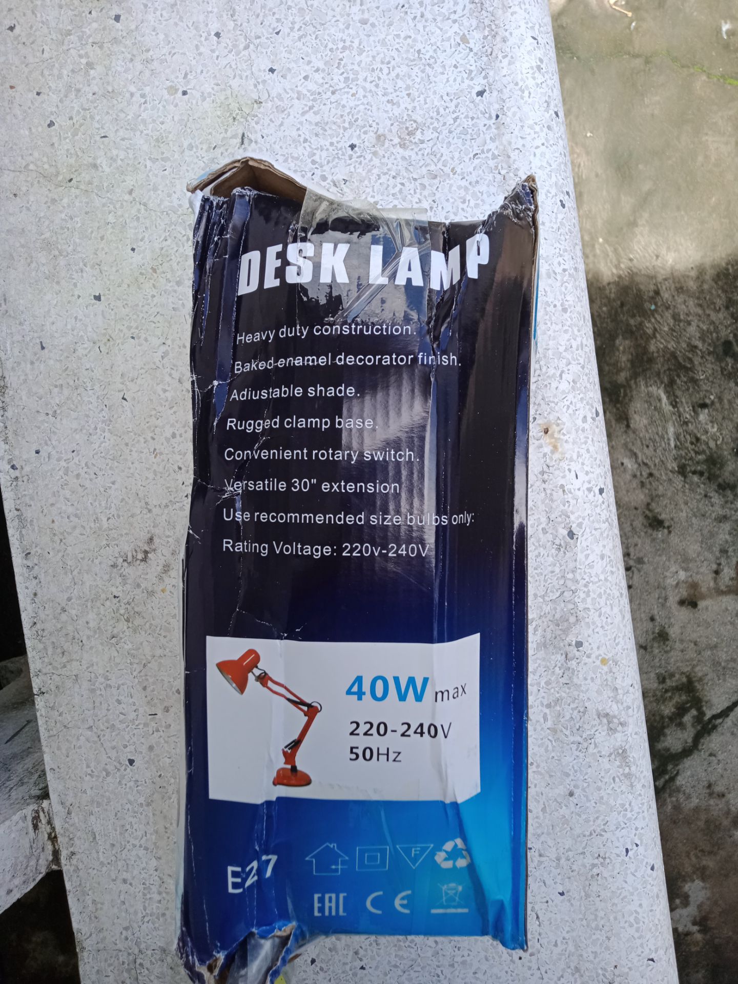 rất không hài lòng với sản phẩm nhận được, đóng gói quá ẩu, hộp chứa hàng bị rách nhiều nơi, móp méo....ảnh hưởng tới bên trong. Choá bóng đèn bị móp méo, rất bực bội. Mua hàng mới, mà như cũ. Tôi không đồng ý nhận hàng. Tôi yêu cầu trả hàng, hoàn tiền.