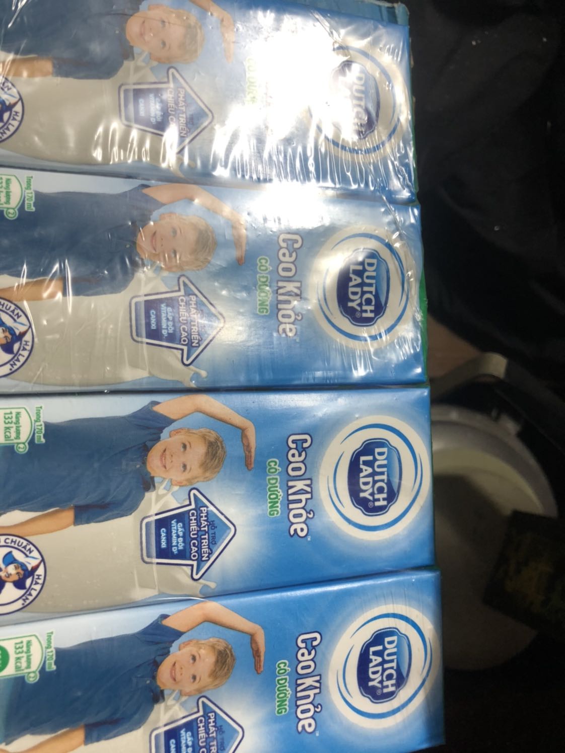 Mình mua thùng sữa ko đường nhưng lại bị có đường, ngoài thùng ghi ko đường nhưng bóc thùng ra thành có đường. Có bạn nào đó đã phát hiện là thùng này là thùng có đường và ghi lên hộp như hình nhưng vẫn gửi cho khách mua sữa không đường. Buồn thật luôn