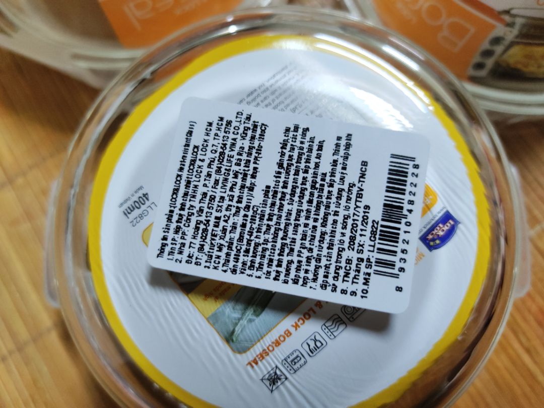Hàng ko có tem trên nắp như hình minh họa. Mặt đáy thì hộp có tem nhãn thông tin, hộp thì không. Tem nhãn thông tin thì chữ in không sắc nét. Nghi ngờ hàng giả. Bộ hộp lock&lock trước đây mình mua ở siêu thị Vinmart có tem Oven màu đỏ trên nắp đậy như hình minh họa của sản phẩm và hộp nào cũng giống nhau chứ ko mỗi cái một kiểu như này. Yêu cầu đổi trả