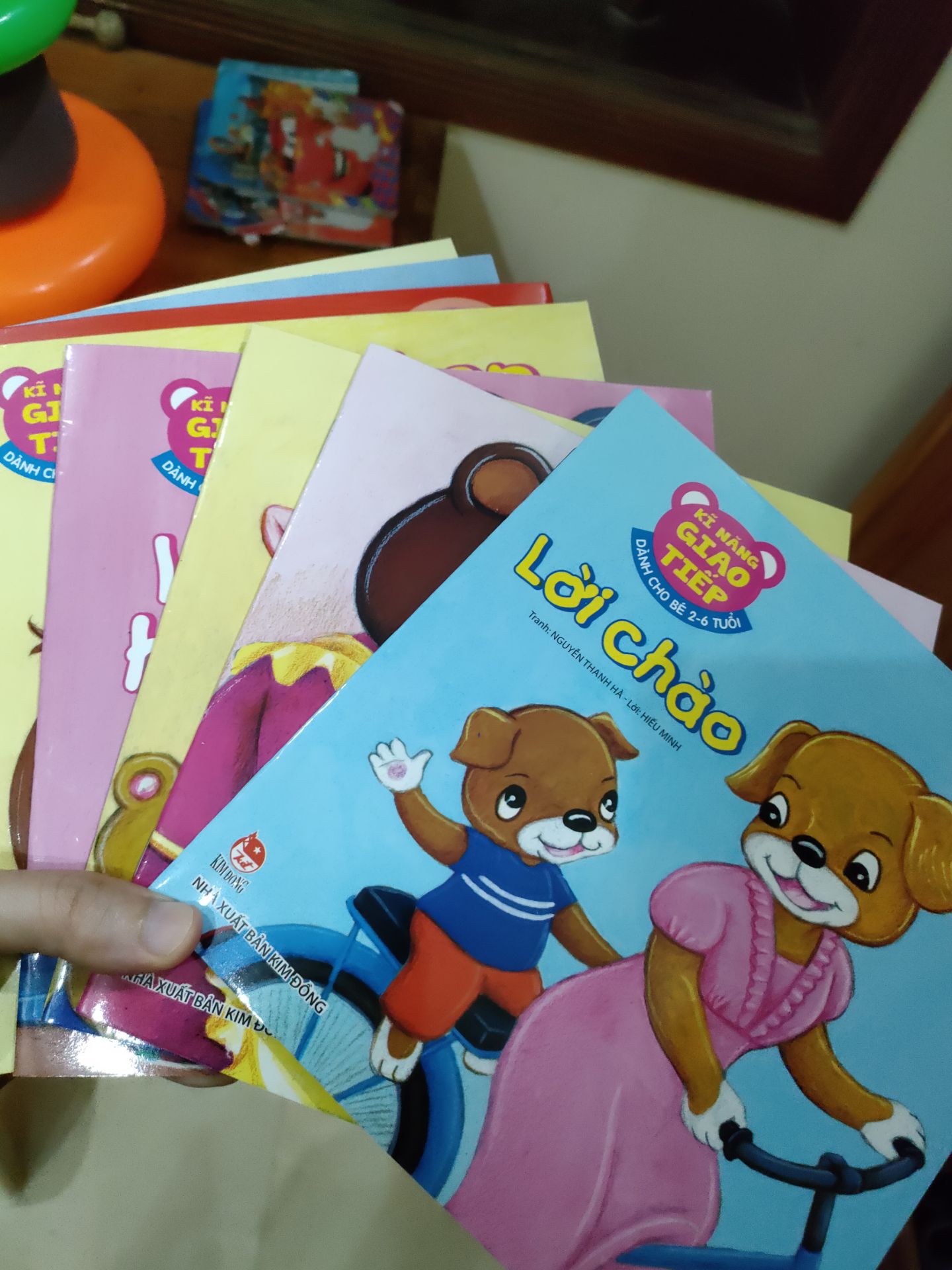 sách đẹp và được đóng gói cẩn thận. Các câu chuyện nhỏ cũng gần với các bé, có điều khi đọc vẫn phát hiện 2 lỗi chính tả nên hơi khó chịu. mong các biên tập viên cải thiện khi tái bản!