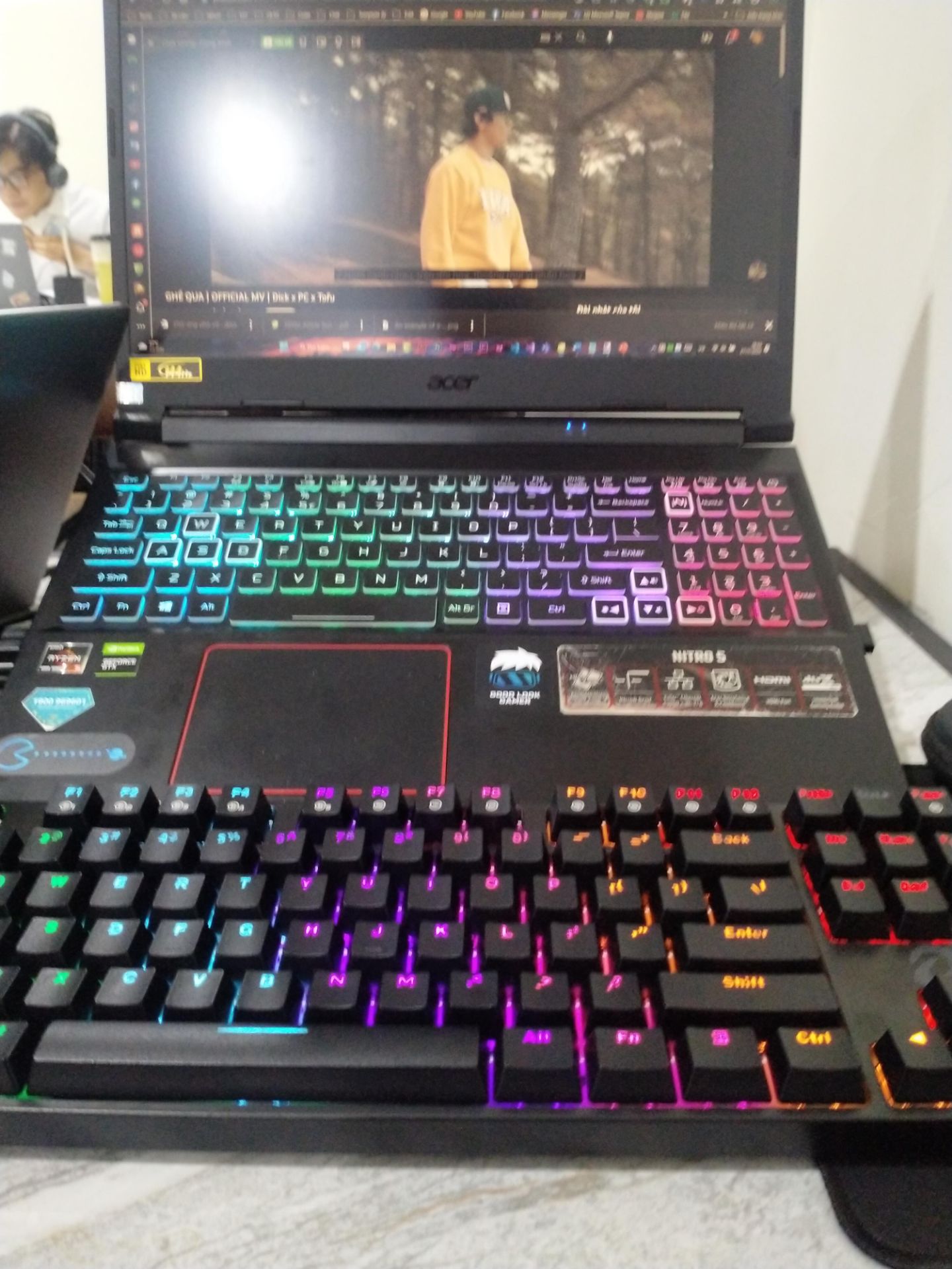 bàn phím giao đúng mẫu. Rất đẹp nhưng keycap chưa hoàn thiện lắm. RGB đơn sắc, nhiều chế độ led. Gõ không ồn lắm, phù hợp với việc chơi game nhưng gõ văn bản thì không phù hợp cho lắm. Tổng quan thì 8/10 nên mua nha mọi người. Với mức giá này thì khá oke rồi