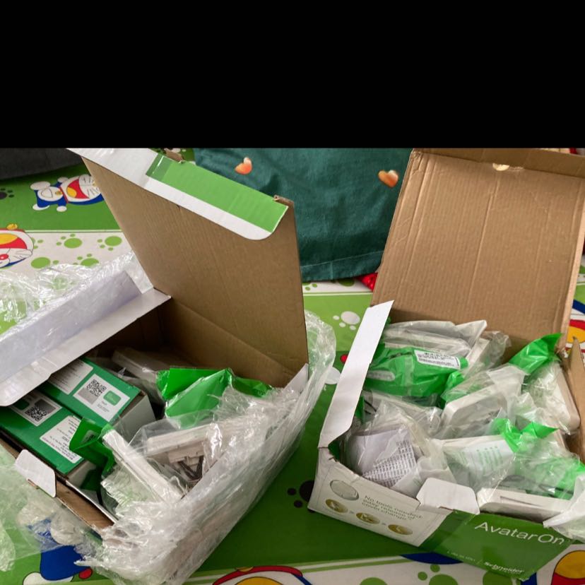 Shop giao thiếu 3 cái công tắc đôi. Yêu cầu shop hoàn tiền hoặc giao thêm. Mình đếm thì tất cả chỉ có 12 công tắc đơn nên ko phải là bị nhầm đôi qua đơn