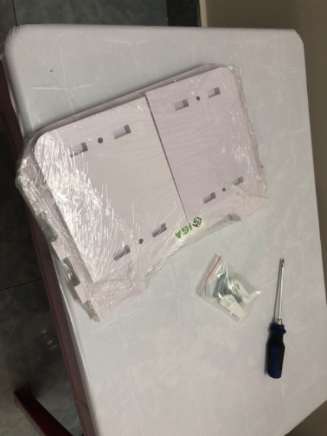 Sản phẩm tốt. Dùng tấm Foam nên khá nhẹ.
Đóng đinh thẳng vào tường nên ko cần phải khoan. 
Khá thuận tiện và đẹp mắt.
Shop lần đầu giao thiếu nhưng đã nhanh chóng bổ sung nên cho lại 5 sao vì Tận Tâm và Nhanh chóng khắc phục sự cố
Rất tốt!
Hy vọng shop chú ý hơn.Tks