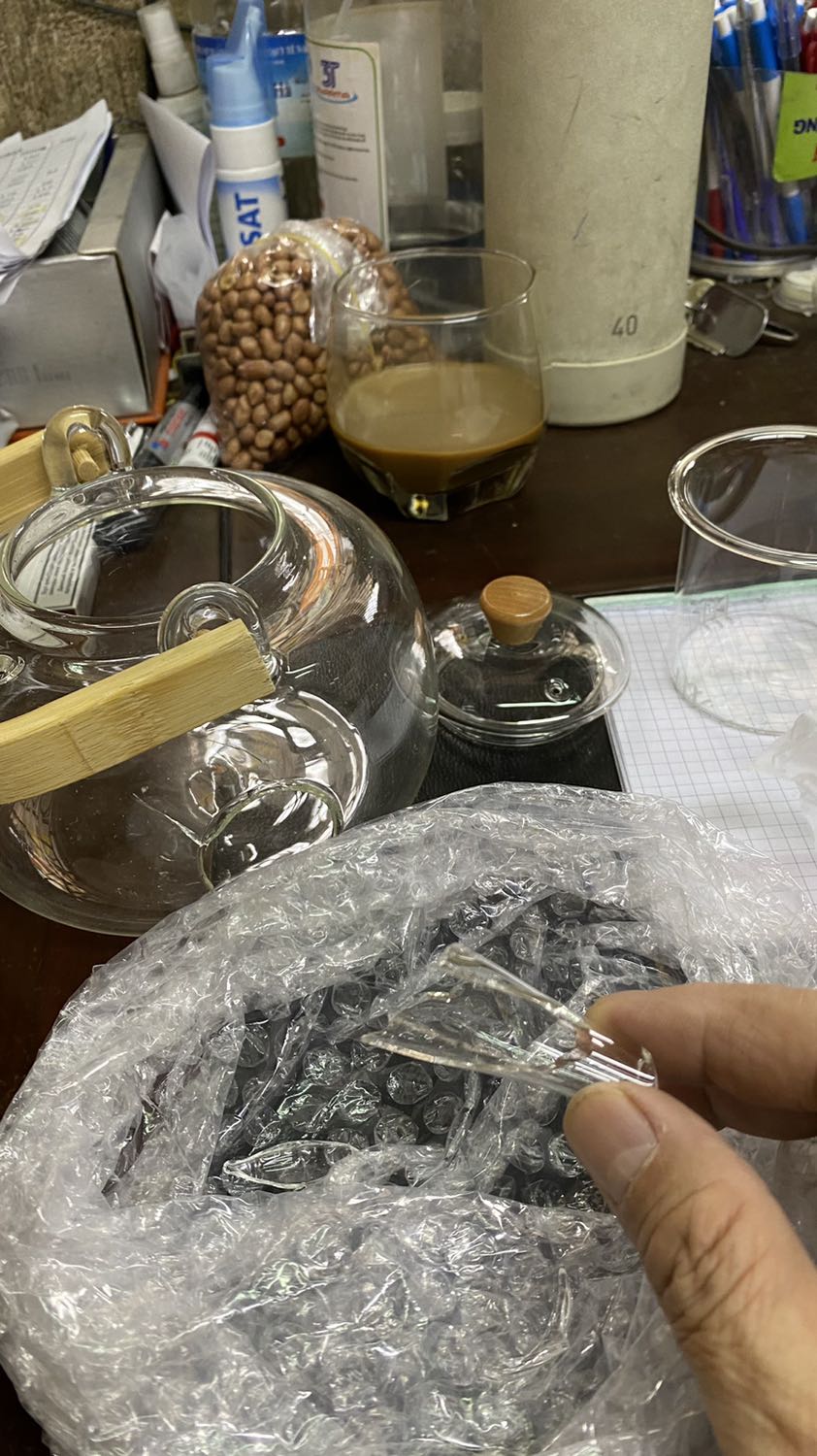 Shippe giao hàng tới nhà nhận tiền đi rồi mở ra mới thấy bình bị bể gãy mất miệng bình sao mà xài