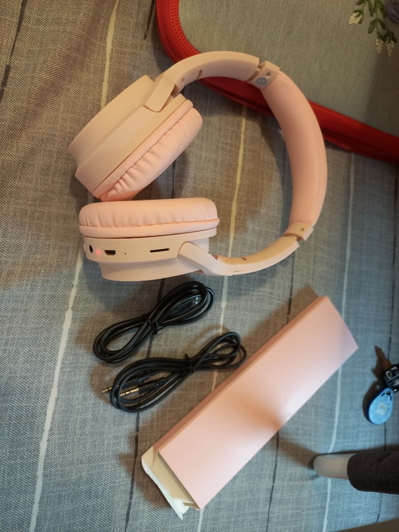 tai nghe siêu đẹp, nghe êm lắm luôn, mỗi tội mình mở loa hết cỡ thì bị lọt ít âm thanh ra ngoài, nó ko phải vấn đề lớn, tại mình thích riêng tư hơn. nchung đáng mua, giá hợp lý, vừa nghe đc qua bluetooth vừa có thể nghe qua jack cắm