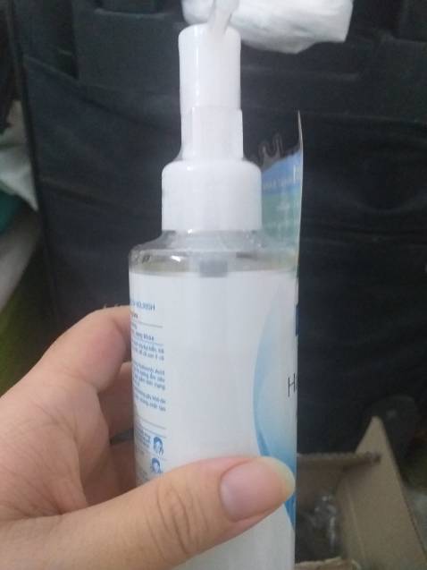Sữa rửa mặt không còn giấy bóng bọc bên ngoài về việc sản phẩm còn nguyên trạng mà đã bị mở sẵn. Bên trong dung dịch chỉ còn hơn nửa 1 chút. Còn dầu tẩy trang thì ok tạm để 3 sao. Cảm thấy không hài lòng về sp này