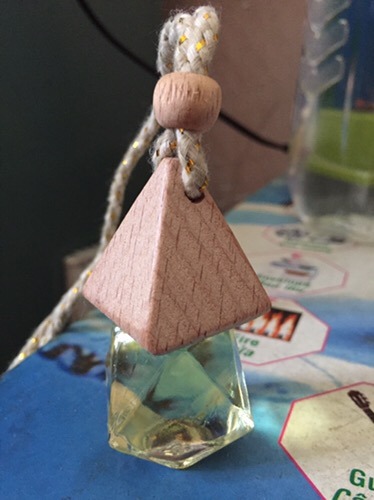 Giao hàng nhanh, đúng hàng. Có t niêm phong, gõi kỹ lưỡng. Mua được giá quá tốt. Treo trong phòng. Đóng hết cửa lại, đi từ sáng tới chiều về, mở cửa phòng là thơm ngất ngây, rất thư giãn, dễ chịu. Mn nhớ để ý khoảng 1-2 ngày là dốc ngược tinh dầu xún để td thấm vào nắp nha. Nói chung là rất ưng.