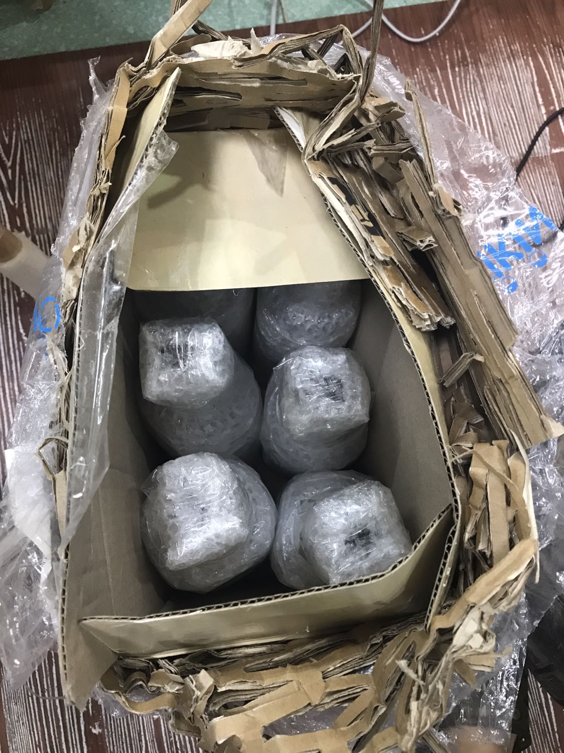 Ngày trước mình có mua thùng 6 chai này, vận chuyển nhanh, ko chai nài vỡ. Giờ mình lại mua tiếp, đóng gói cẩn thận hơn lần trước rất nhiều, ship thì siêu nhanh. Mua 19/10 mà ship 20/10 luôn =)))), quà 20/10 cho mình luôn ha ha. 
Mắm Tĩn cho tới giờ vẫn là mắm ngon nhất mình đã từng ăn. Ngày trước mình có mua thùng 6 chai này, vận chuyển nhanh, ko chai nài vỡ. Giờ mình lại mua tiếp, đóng gói cẩn thận hơn lần trước rất nhiều, ship thì siêu nhanh. Mua 19/10 mà ship 20/10 luôn =)))), quà 20/10 cho mình luôn ha ha. 
Mắm Tĩn cho tới giờ vẫn là mắm ngon nhất mình đã từng ăn.