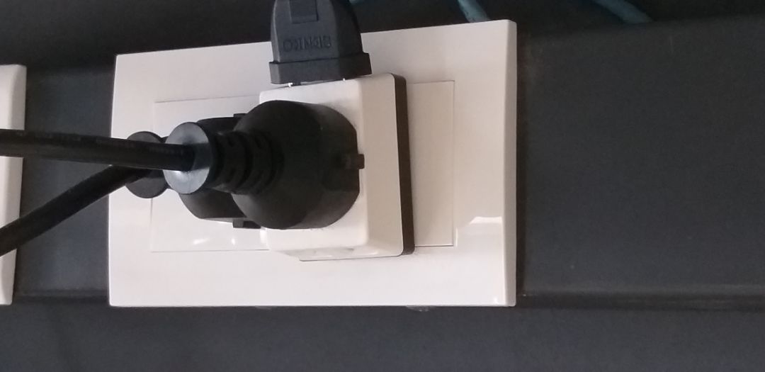 Ổ cắm rất chắc chắn, nhỏ gọn, tiện, đẹp. Nhà bán còn có giấy cảm ơn.