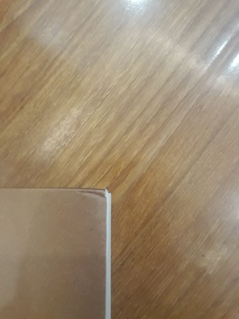 Ôi mặc dù chờ Dune đã lâu, cũng mong ngóng được đọc Xứ Cát rất nhiều nhưng em xin để lại 2 sao vì Tiki Trading đã khiến em đau khổ quá nhiều :") Đây không phải lần đầu mua hàng từ Tiki nhưng chắc cũng lần cuối thôi vì em hãi hùng quá :) Từ khi lao 1 mạch từ trên nhà xuống để nhận ship, em đã cảm nhận điềm không lành ngay từ khi thấy quả móp hộp rách thấy luôn trang. Bỏ qua vụ hộp, em dặn lòng mình "Thôi chắc chỉ cái hộp thôi" nhưng mà thật tình đâu phải thế 🤧 Cầm trên tay quyển sách mà nước mắt em rơi, móa quăn mép, gãy góc, bìa quăn, phần trắng thì bị bẩn, nói chung là y chang sách cũ 👁👄👁 Cứ tưởng có deal sách hời mà chất lượng như thế này thì thà ra hẳn Nhã Nam mua giá gốc còn hơn :) Chưa kể em còn ở ngay Hà Nội đã thế này thì tỉnh khác như thế nào thì khỏi nói ha :") Thôi tạm biệt Tiki, khóc xong rồi xóa app đây còn vấn vương gì nữa :") 

p.s: có lẽ nhìn ảnh có thể mọi người sẽ nghĩ em uầy con bé này drama ghê có mỗi tí thế cũng kêu nma đấy là do em vuốt hơn chục lần để cứu vãn em nó rồi 💔