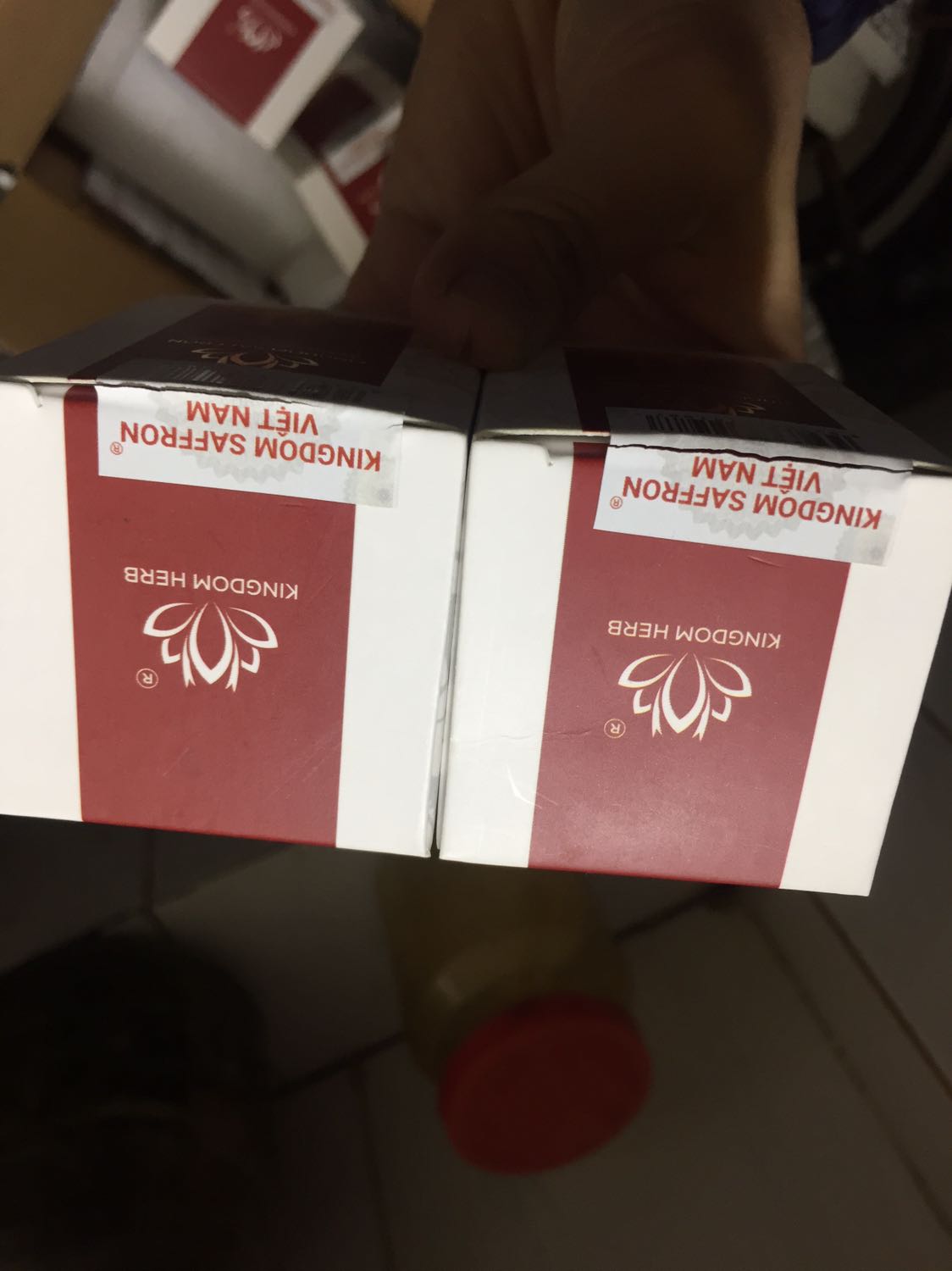 Mở ra đầu tiên bất ngờ hộp bé quá, thứ 
2 là niêm phong đã rách sẵn, cái này mình mua tặng mà để vậy sao tặng nữa trời, chất lượng chưa uống chưa biết thế nào mà làm ăn kỳ quá, nếu thế dán keo trong cho chắc cũng đc