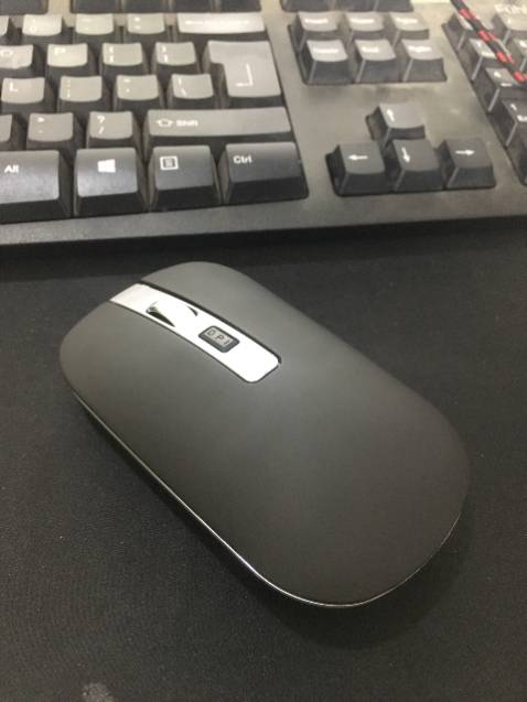 Chuột màu rất đẹp, chắc chắn, dùng rất nhạy nhé. Chuột thuôn cầm tay rất thoải mái luôn ấy. Kích chuột không gây tiếng động ồn ào. Shop chăm sóc khách hàng nhiệt tình chu đáo nữa. Cảm ơn shop