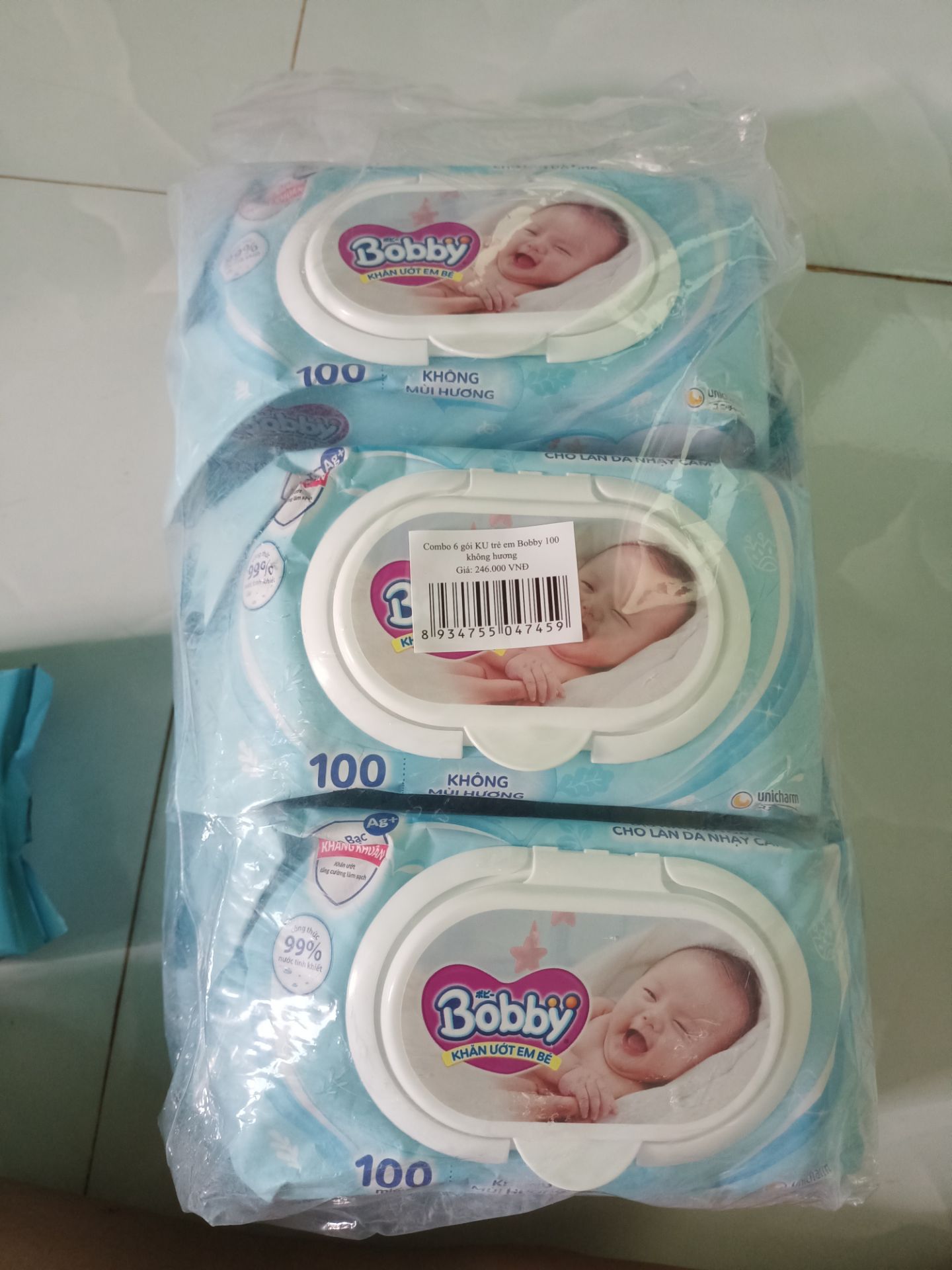 bên dưới là hai hình ảnh 1 là hình ảnh trên trang của shop đăng (mẫu mã bao bì loại mới nhất của khăn giấy ướt bobby) và một là hình ảnh tôi chụp kiện hàng khi tôi nhận được hàng. nó hoàn toàn khác nhau về mẫu mã, thì chất lượng biết đâu nó cũng khác nhau??? và nhu cầu của tôi là mua mẫu đúng như mẫu tôi đặt. tại sao lại giao cho tôi mẫu cũ? treo đầu dê bán thịt *** sao? làm ăn *** sao bền????? tôi sẽ ko bao giờ đặt hàng ở shop này nữa. và cả người thân của tôi cũng như vậy.