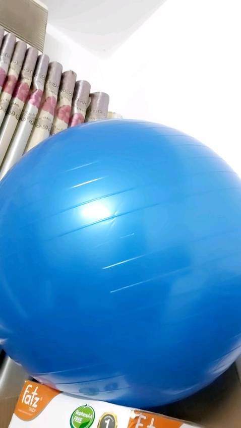 Đã mua cái thứ 2 hộ người quen…..Ship hàng siêu nhanh và đã tập thử ngay với bóng  👍👍👍Ưng ý với hàng.
có loại to và nhỏ - loại to thì khoảng 65cm, loại nhỏ thì khoảng 45cm - có tặng bơm tay đi kèm, bơm hơi cực xíu - nói chung dùng tốt ạ!