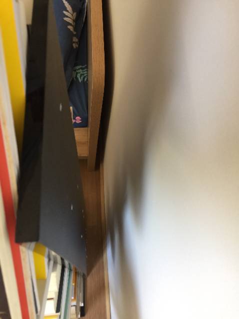 1. Kệ sách giao thiếu 1 vít vặn.
2. Vị trí ốc vít không khớp ở mặt sau, người mua nên có máy khoan để bắt được kệ nhanh hơn.
3. Sau khi lắp xong, để sách lên đủ 9 tầng >> thanh chống giữa sẽ bị cong do sách nặng dẫn đến việc dùng không bền.

Nên có thêm lựa chọn vít + ticke để có thể cố định kệ sách vào tường.