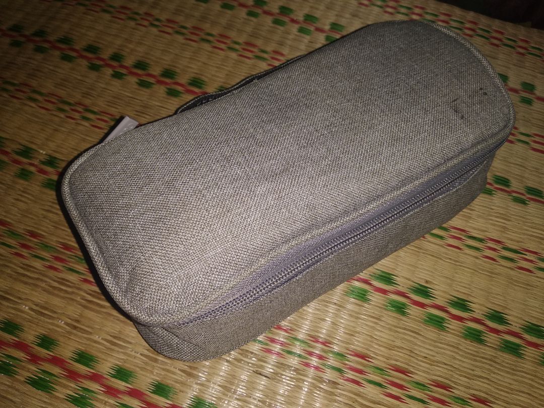 Túi to, mình đựng vừa được dây nguồn của laptop và một cái loa bluetooth nhỏ