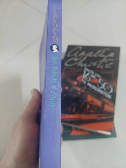 Ba cái chết vì bị đầu độc liệu có chung một thủ phạm. Không tham gia trực tiếp vào quá trình điều tra , ngài Poirot đóng vai trò người tư vấn cho ba vị thám tử nghiệp dư. Bằng trực giác, khả năng thấu hiểu tâm lý con người ông đã phán đoán nội dung toàn bộ vở kịch ba hồi, lột trần mặt nạ kẻ thủ ác. Có thể nói Agatha Christie là bâc thầy trong việc “thao túng tâm lý” người đọc.