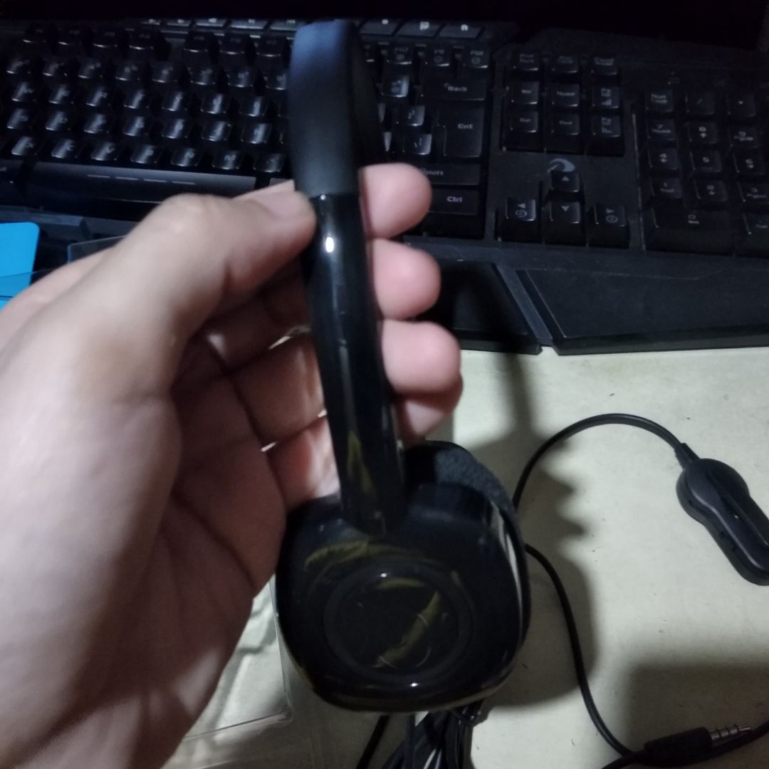 Hàng gói ok, đóng gói và vận chuyển ok. Vì tai nghe giá rẻ nên mic cũng thường thôi Hàng gói ok, đóng gói và vận chuyển ok. Vì tai nghe giá rẻ nên mic cũng thường thôi