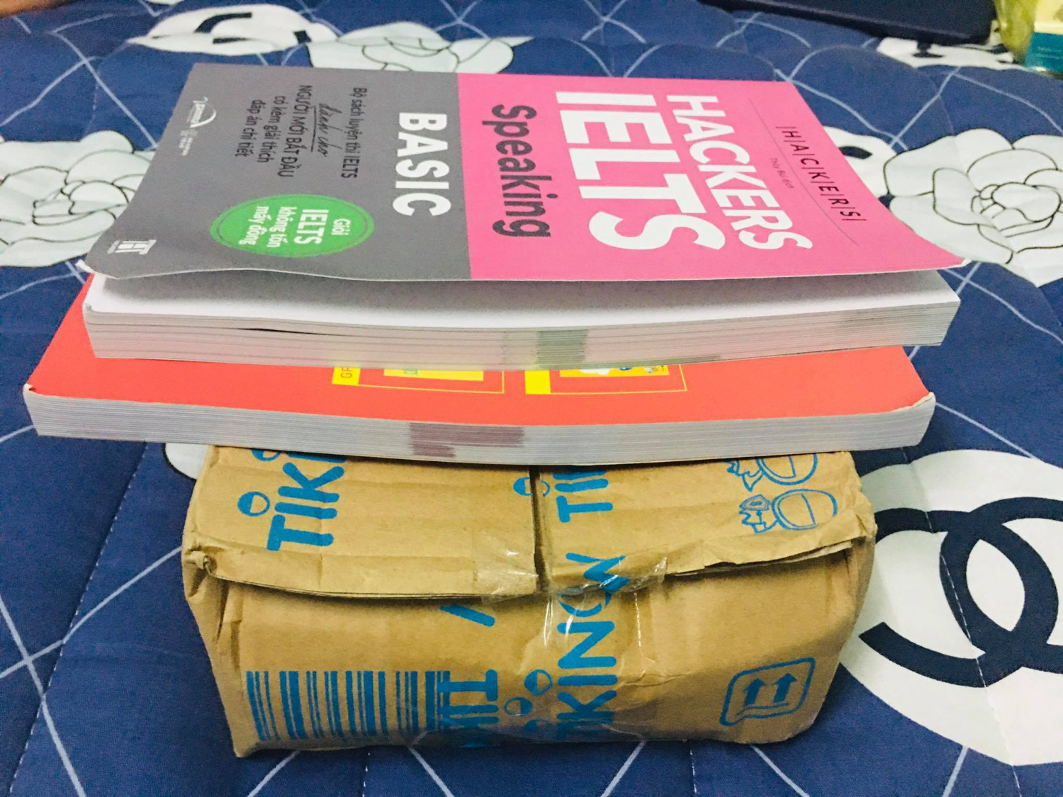 Mua 2 cuốn của bộ này mà nhận xong khá thất vọng. Hộp của Tiki thì móp méo, nhăn nheo. Sách thì 4 góc đều quăn vào, gấp khúc y như là đã dùng rồi. Thiết nghĩ mặt hàng là sách thì cần đóng gói cẩn thận, cho đăng ký dịch vụ bọc sách riêng lẻ rồi khách tự trả thêm phí cũng được ( lúc mới ra mắt Tiki thấy có dịch vụ này hay ghê mà giờ bỏ mất, bắt mua nguyên gói trong khi có dùng được bao nhiêu) chứ vài lần nhận hàng sách mà lúc thì bẩn, lúc thì nhăn nheo làm mất thiện cảm quá xá.